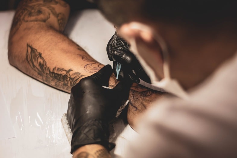 Cosa porta a scegliere come tatuaggio una foglia di marijuana